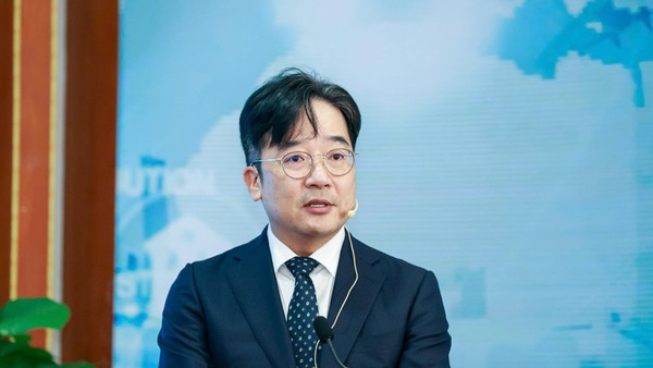 Ông Cha Ji Ho, Phó Tổng giám đốc phụ trách Trung tâm Mua hàng, Samsung Việt Nam chia sẻ tại toạ đàm. Ảnh Đức Thanh