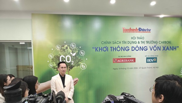 Ông Nguyễn Hữu Tú, Phó tổng giám đốc Công ty cổ phần MIZA trả lời phỏng vấn bên lề hội thảo “Chính sách tín dụng và thị trường carbon: Khơi thông dòng vốn xanh”. Ảnh Dũng Minh