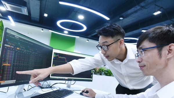 Giao dịch chứng khoán sáng 13/4: Thị trường nhuốm sắc đỏ, cổ phiếu bất động sản và xây dựng vẫn tích cực