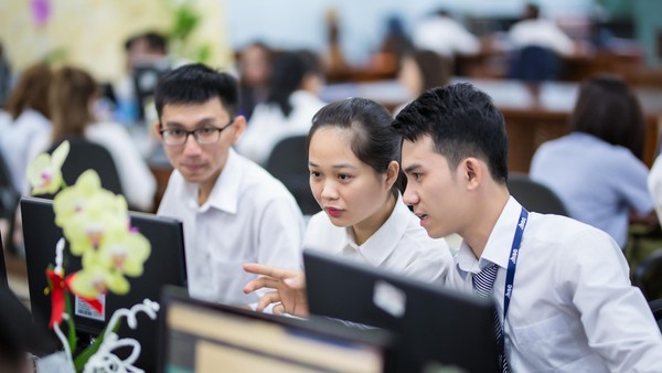 Giao dịch chứng khoán sáng 12/3: Áp lực bán lan rộng, thị trường điều chỉnh