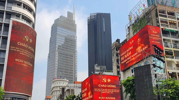 TP.HCM rực sắc đỏ, lan tỏa không khí chào mừng Đại hội Đảng