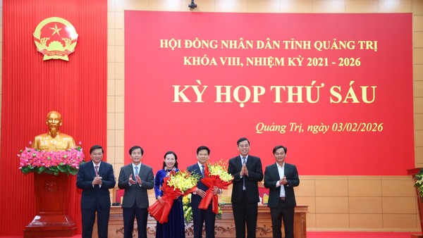 Lãnh đạo tỉnh Quảng Trị tặng hoa chúc mừng bà Phạm Thị Hân.