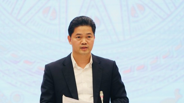 Thứ trưởng Thường trực Bộ Y tế Vũ Mạnh Hà thông tin tại cuộc họp báo. Ảnh: Đức Minh.