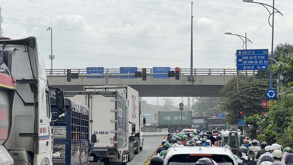 Khu vực vào cảng Cát Lái hiện nay thường xuyên xảy ra ùn tắc. Ảnh: Trọng Tín.