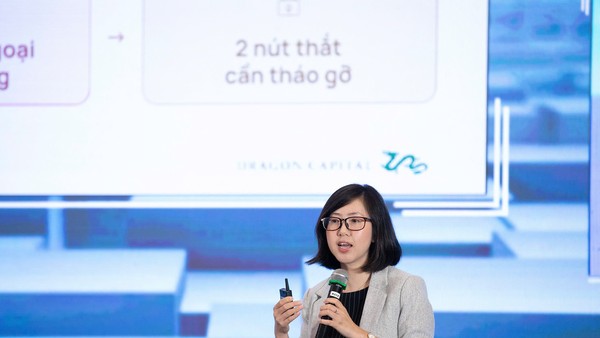 Bà Đặng Nguyệt Minh, Giám đốc Nghiên cứu Dragon Capital trình bày tham luận tại hội thảo. Ảnh: Dũng Minh
