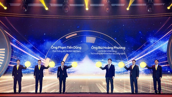 Ông Bùi Hoàng Phương - UV Dự khuyết BCHTW Đảng, Thứ trưởng Bộ Khoa học và Công nghệ (thứ 3 từ phải sang), ông Phạm Tiến Dũng – Phó Thống đốc NHNN Việt Nam (thứ 3 từ trái sang) cùng Ban lãnh đạo LPBank và Vietnam Post thực hiện nghi thức chúc mừng 15 năm hợp tác chiến lược giữa hai đơn vị