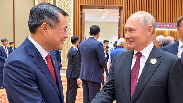 Thủ tướng Lê Minh Hưng gặp ngắn Tổng thống Liên bang Nga Vladimir Putin. (Ảnh: Dương Giang/TTXVN)