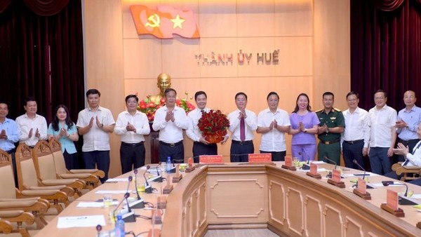 Đại biểu dự Hội nghị tặng hoa chúc mừng ông Trịnh Mạnh Linh