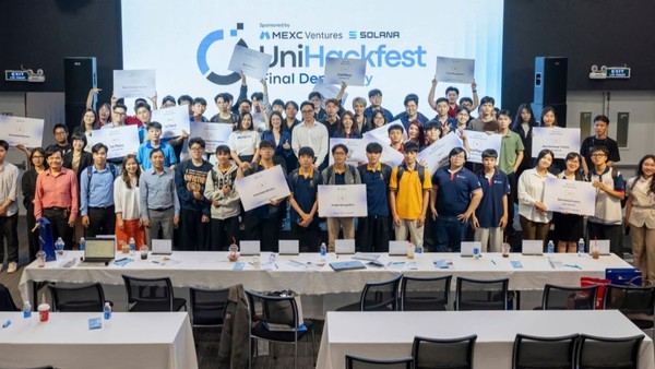 Toàn cảnh 17 đội thi tại vòng chung kết UniHackfest 2026, tranh tài ở 3 track với các giải thưởng danh giá, ghi dấu hành trình sáng tạo và phát triển sản phẩm của sinh viên.