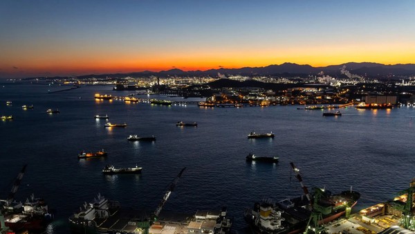 Làn sóng gom siêu tàu chở dầu gây biến động thị trường năng lượng