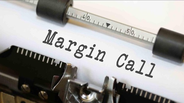 Lãnh đạo hai công ty bất động sản bị bán giải chấp cổ phiếu