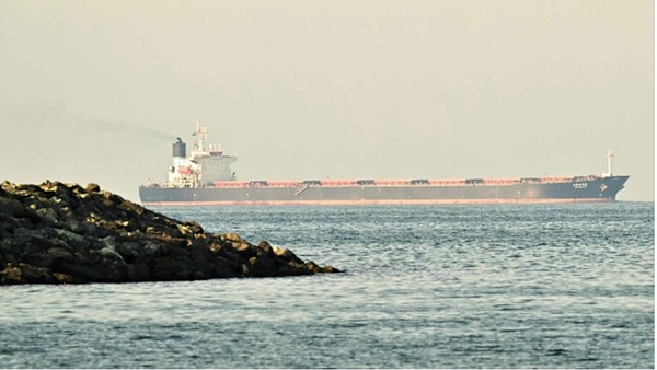 Người mua dầu đổ xô tìm nguồn thay thế khi nguồn cung gián đoạn