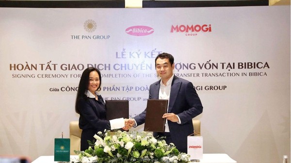 Bà Nguyễn Thị Trà My, Tổng giám đốc Tập đoàn PAN và ông Yen Gunadi, đại diện Ban Lãnh đạo Momogi Group ký biên bản hoàn tất giao dịch chuyển nhượng vốn tại Bibica.