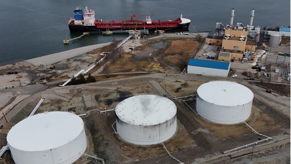 Giá dầu Mỹ ổn định nhờ nguồn cung dồi dào, trái ngược đà tăng mạnh ở châu Âu và châu Á