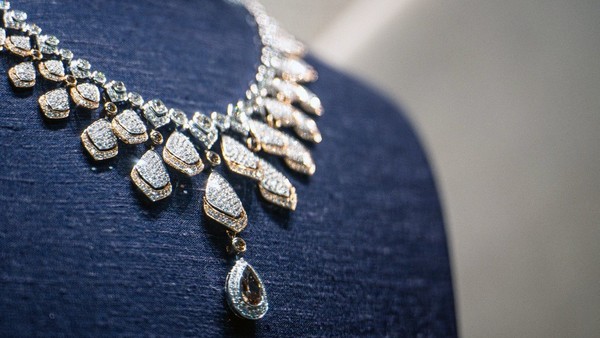 De Beers giảm giá để vực dậy thị trường kim cương tự nhiên