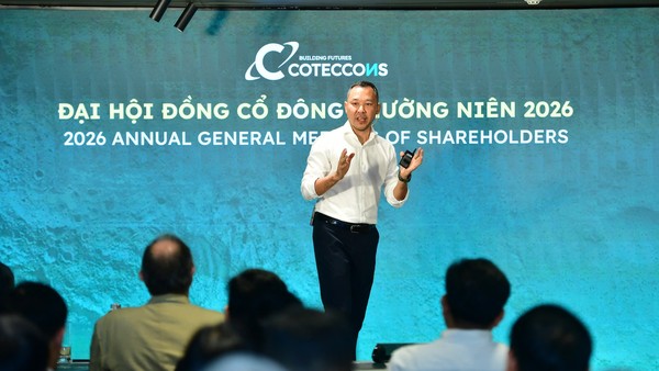 Ông Bolat Duisenov, Chủ tịch HĐQT Coteccons trình bày tại ĐHĐCĐ