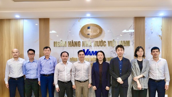 Ông Trần Trung Dũng, Chủ tịch Hội đồng thành viên (thứ 5 từ trái sang) cùng Ban Lãnh đạo VAMC và bà Song Euneui, Phó giám đốc Quốc gia KOICA Việt Nam (thứ 4 từ phải sang) cùng các lãnh đạo KOICA.