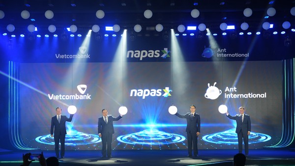 Các đại biểu thực hiện nghi lễ công bố mở rộng triển khai dịch vụ thanh toán QR giữa Việt Nam - Trung Quốc