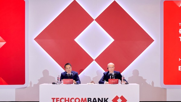Chủ tịch HĐQT Techcombank Hồ Hùng Anh và Tổng giám đốc Jens Lottner điều hành phiên thảo luận 