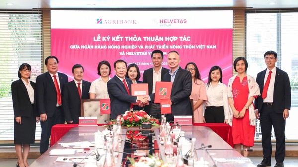 Tham dự buổi lễ có sự hiện diện của Ban Lãnh đạo cấp cao hai đơn vị. Về phía Agribank có Phó Tổng Giám đốc Đoàn Ngọc Lưu cùng lãnh đạo các đơn vị liên quan tại Trụ sở chính. Về phía Helvetas Vietnam có ông Phạm Văn Lương - Giám đốc Quốc gia Helvetas Vietnam cùng các chuyên gia, cán bộ của tổ chức.