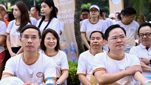 Ông Nguyễn Anh Tuấn, Ủy viên BCH Trung ương Đảng, Bí thư Đảng ủy, Chủ tịch Tổng Liên đoàn Lao động Việt Nam (bên phải); ông Phạm Đức Ấn, Ủy viên BCH Trung ương Đảng, Bí thư Đảng ủy, Thống đốc NHNN (bên trái) tại sự kiện.