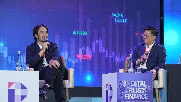 Ông Trần Công Quỳnh Lân, Phó Tổng giám đốc VietinBank thảo luận với ông Thái Trí Hùng, Phó Tổng giám đốc phụ trách Trung tâm Công nghệ thông tin, Tập đoàn công nghệ tài chính MoMo 