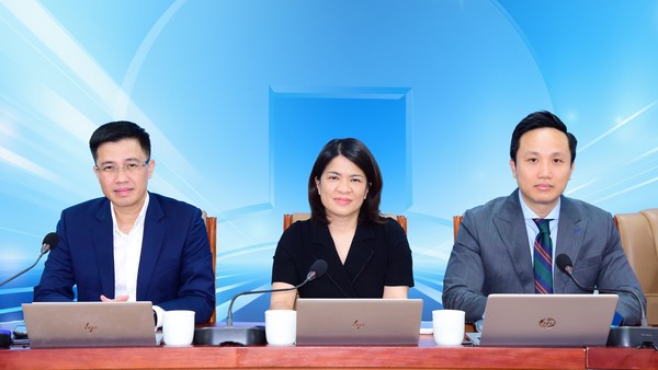 Thành viên HĐQT Phạm Thị Thanh Hoài chủ trì (ở giữa) Hội nghị cập nhật kết quả kinh doanh quý 1/2026 của VietinBank 
