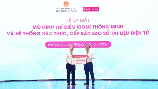Ông Tô Huy Vũ, Chủ tịch Hội đồng thành viên Agribank trao biểu trưng tài trợ 11 Trạm dịch vụ công số phục vụ người dân thành phố Đà Nẵng