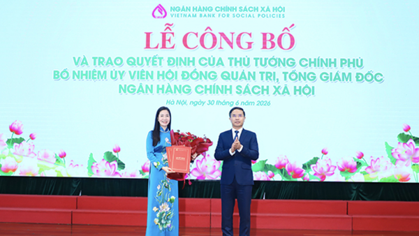 Thừa ủy quyền của Thủ tướng Chính phủ, Thống đốc NHNN Việt Nam Phạm Đức Ấn - Chủ tịch HĐQT NHCSXH đã trao Quyết định bổ nhiệm cho bà Nguyễn Thị Hằng