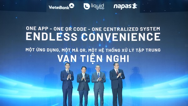 Ông Phạm Tiến Dũng, Phó Thống đốc Ngân hàng Nhà nước Việt Nam (thứ 2 từ trái sang), ông Nguyễn Quang Hưng, Chủ tịch HĐQT NAPAS (đầu tiên bên trái), ông Trần Minh Bình, Chủ tịch HĐQT VietinBank (thứ hai từ phải sang), ông Jeremy Tan, Tổng giám đốc Liquid Group (đầu tiên bên phải) tại Lễ kết nối thanh toán QR giữa Việt Nam và Singapore sáng ngày 2/7/2026