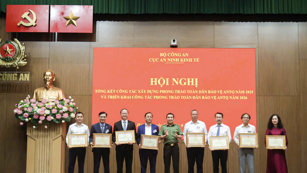 Ông Tô Huy Vũ - Bí thư Đảng ủy, Chủ tịch Hội đồng thành viên đại diện Agribank nhận Bằng khen của Bộ Công an tặng Trụ sở chính Ngân hàng Nông nghiệp và Phát triển Nông thôn Việt Nam vì đã có thành tích xuất sắc trong phong trào Toàn dân bảo vệ an ninh Tổ quốc 