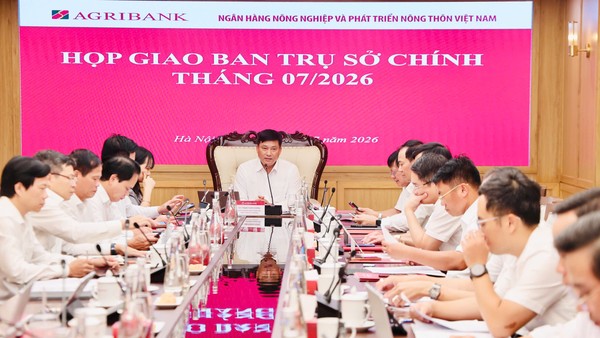 Tổng Giám đốc Agribank Phạm Toàn Vượng điều hành cuộc họp