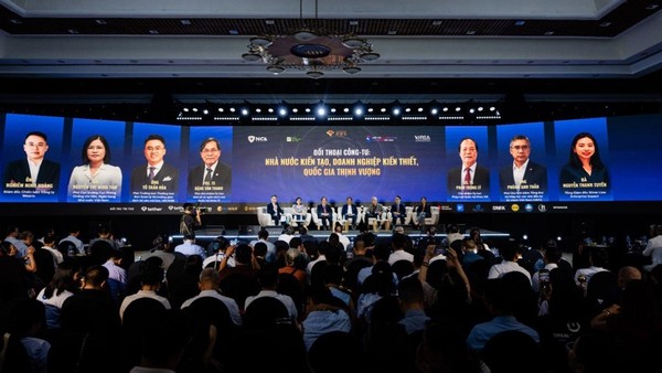Đại diện cơ quan quản lý, chuyên gia và doanh nghiệp tại phiên thảo luận “Đối thoại công - tư: Nhà nước kiến tạo, doanh nghiệp kiến thiết, quốc gia thịnh vượng”.