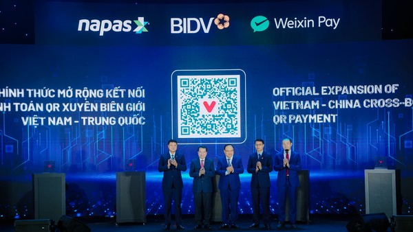 Lễ công bố mở rộng dịch vụ thanh toán QR xuyên biên giới Việt Nam - Trung Quốc với sự hiện diện của ông Phạm Anh Tuấn, Vụ trưởng Vụ Thanh toán, Ngân hàng Nhà nước; ông Lê Ngọc Lâm, Chủ tịch BIDV; ông Nguyễn Quang Hưng, Chủ tịch Napas; ông Hà Văn Siêu, Phó Cục trưởng Cục Du lịch Quốc gia Việt Nam, Bộ Văn hoá, Thể thao và Du lịch; ông Ben Yang, Giám đốc điều hành Weixin Pay khu vực Đông Nam Á và Bắc Mỹ.