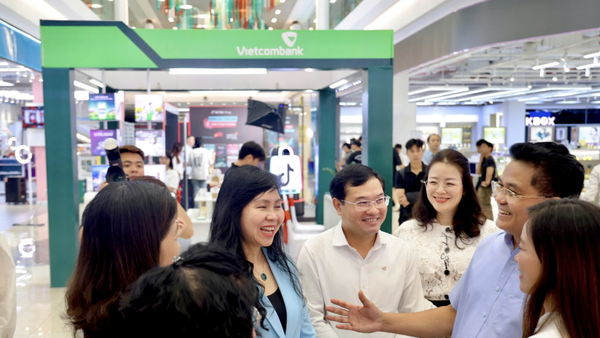 Ông Lê Quang Hòa - Ủy viên Ban Thường vụ Tỉnh ủy, Phó Chủ tịch UBND tỉnh Hưng Yên; bà Lê Hoàng Oanh - Cục trưởng Cục Thương mại điện tử, Bộ Công Thương cùng đại diện đại biểu, khách mời tham quan và trải nghiệm các giải pháp tài chính số tại gian hàng Vietcombank trong khuôn khổ chương trình