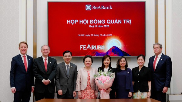Bà Trần Thị Thanh Thủy, Chủ tịch HĐQT SeABank (người cầm hoa)