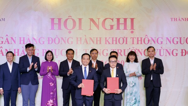 Ông Tạ Kiều Hưng, Thành viên HĐQT, Tổng Giám đốc NCB (bên trái, hàng trước) cùng các ngân hàng trao thoả thuận hợp tác với các đối tác tại sự kiện