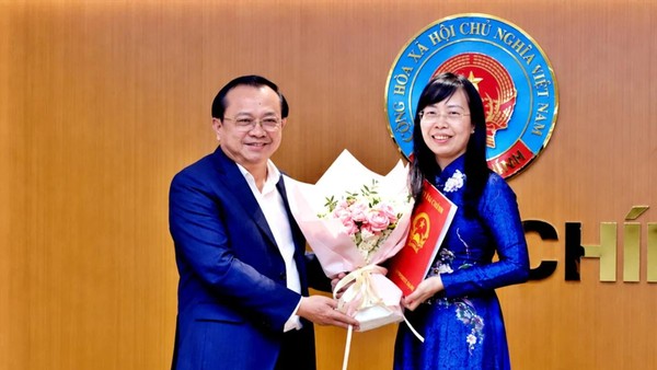 Tân Phó Cục trưởng Cục Quản lý, Giám sát bảo hiểm Trần Thị Tuyết Lan nhận quyết định bổ nhiệm từ Thứ trưởng Bộ Tài chính