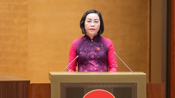 Phó Chủ tịch Quốc hội khoá XV Nguyễn Thị Thanh trình bày Báo cáo tóm tắt tổng kết cuộc bầu cử đại biểu Quốc hội khóa XVI và đại biểu Hội đồng nhân dân các cấp nhiệm kỳ 2026 - 2031 sáng 6/4 (Ảnh: Quốc hội)