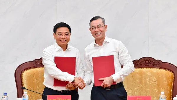 Phó thủ tướng Nguyễn Văn Thắng bàn giao nhiệm vụ quản lý Bộ Tài chính cho tân Bộ trưởng Bộ Tài chính Văn Tuấn chiều 8/4 (Ảnh: BTC)