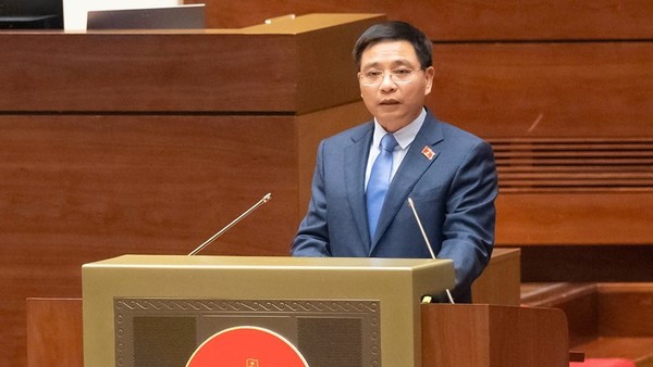 Phó Thủ tướng Chính phủ Nguyễn Văn Thắng trình bày trước Quốc hội chiều 9/4