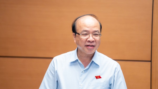 Chủ nhiệm Ủy ban Pháp luật và Tư Pháp Phan Chí Hiếu phát biểu thảo luận tổ sáng 10/4