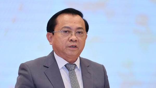 Thứ trưởng Bộ Tài chính Lê Tấn Cận trả lời báo chí tại họp báo Chính phủ tối 4/5