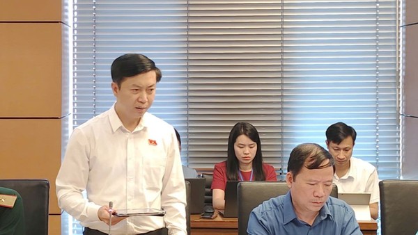 Đại biểu Nguyễn Hoàng Tùng, đoàn ĐBQH tỉnh Lạng Sơn phát biểu tại tổ sáng 5/8