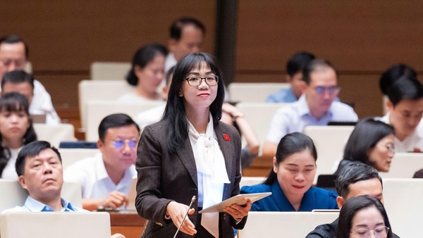 Đại biểu Trịnh Thị Tú Anh (đoàn Lâm Đồng) thảo luận tại hội trường Quốc hội sáng 9/8.