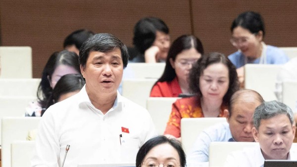 Đại biểu Dương Minh Tuấn (đoàn TP HCM) đề nghị làm rõ tỉ lệ nội địa hóa sau khi dự án đường sắt Lào Cai - Hà Nội - Hải Phòng được tăng vốn thêm 86.000 tỷ đồng.