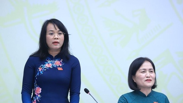 Bà Phạm Thị Hồng Yến trả lời tại họp báo chiều 16/10
