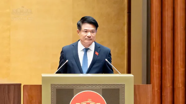 Viện trưởng Viện KSND tối cao Nguyễn Huy Tiến trình bày Tờ trình trước Quốc hội sáng 18/10.