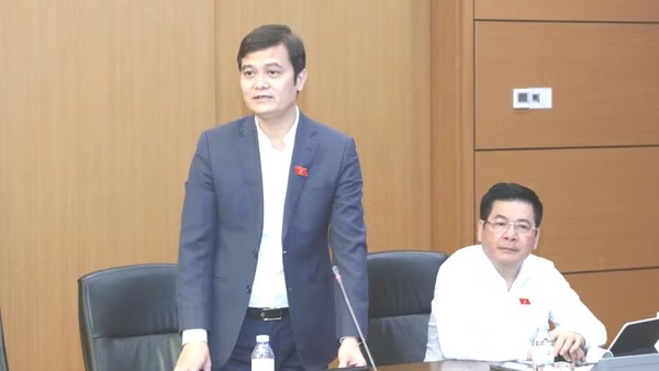 Đại biểu Bùi Quang Huy (đoàn Gia Lai) phát biểu tại thảo luận tổ chiều 19/10.