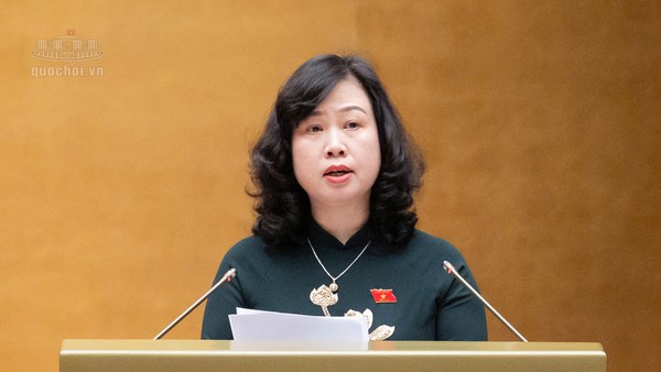 Bộ trưởng Bộ Y tế Đào Hồng Lan trình bày Tờ trình tóm tắt về dự án Luật An toàn thực phẩm (sửa đổi) sáng 24/10.